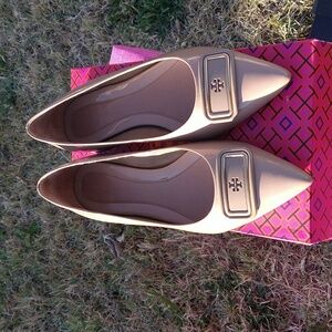 Tory Burch, 9, tan